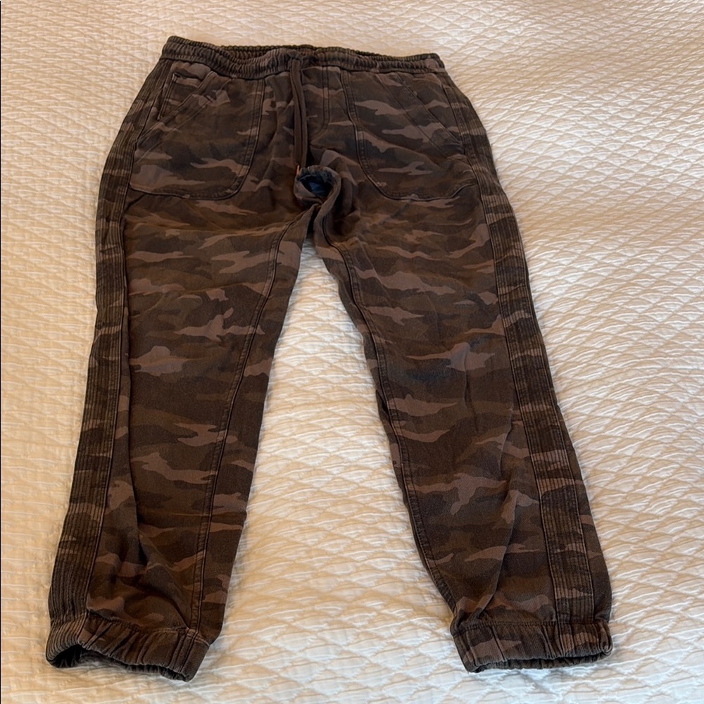 Athleta Camo Farallon Jogger size 4